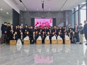 鮮花贈(zèng)芳華，好禮敬巾幗